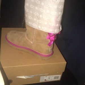Ugg youth girls bailey bow size 5youth